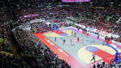Polna športna dvorana ob košarkarski tekmi (TEDESCHI)