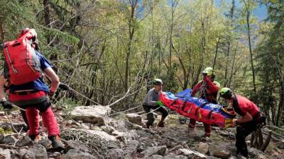 Planincu se je pod nogami udrlo, tako da je z razgledišča padel po melišču in se huje poškodoval (GRS TOLMIN)