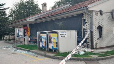 Eksplozija bankomata je povzročila veliko škodo (FOTO ANA CUKIJATI/PRIMORSKE NOVICE)