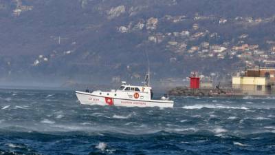 Na kraju je tudi čoln obalne straže, fotografija je simbolična (ARHIV)
