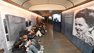 Vlak spomina si je ogledalo tudi lepo število dijakov