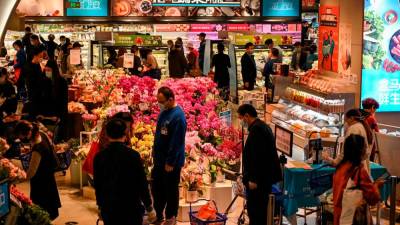 V prejšnjem tednu so prebivalci Šanghaja panično nakupovali hrano (ANSA)