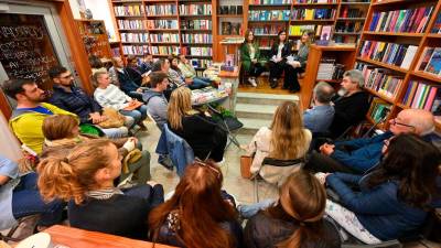 V polni openski Librarni je Mojca Petaros predstavila svoj knjižni prvenec Nočem več biti nevidna (FOTODAMJ@N)