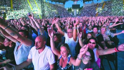Množica na zelenici tržaškega stadiona med koncertom Robbieja Williamsa