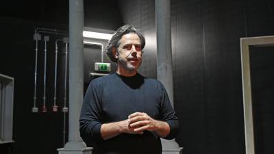 Danijel Malalan na arhivskem posnetku iz časa, ko je vodil tržaško Slovensko stalno gledališče