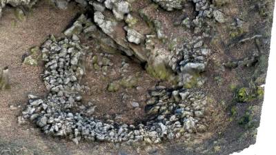 Rezultati raziskave razkrivajo zapletene suhozidne sisteme v obliki lijaka, dolge od nekaj sto metrov do več kilometrov, ki se zaključujejo s pastmi pod skalnimi stopnjami ali stenami (PNAS)