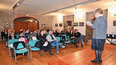 Gabrijela Vidmar nagovarja udeležence večera v Gabrjah (SAMBO)