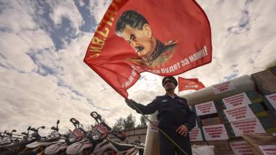 Ruska komunistična stranka je na fronto poslala pomoč, nad paketi je bdel brkati diktator