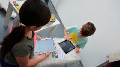 Kobi je učni pripomoček za tablični računalnik, otrokom pomaga pri členjenju in dekodiranju besed (KM)