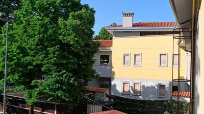 V nekdanji vojašnici finančne policije ob Prosvetnem domu naj bi do konca leta uredili bar, slaščičarno, prodajalno lokalnih proizvodov, bife in restavracijo (FOTODAMJ@N)