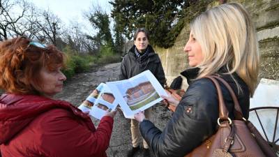 Predsednica zadruge I Girasoli Elisabetta Zor, arhitekt Erik Cernigoi in repentabrska županja Tanja Kosmina z načrtom novih prostorov (FOTODAMJ@N)