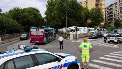 Lokalna policija preusmerja promet (TEDESCHI/FOTODAMJ@N)