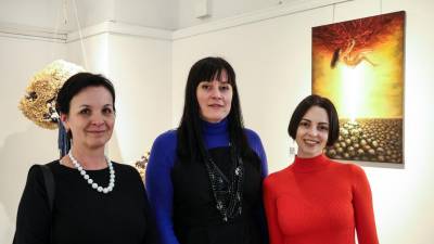 Susanna Mikla (prva levo) in Natalija Teslenko (na fotografiji vmes) razstavljata umetnine v občinski galeriji