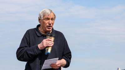 Duhovnik Luigi Ciotti je na pomolu Audace spregovoril proti vojni in oboroževanju