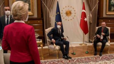 Predsednica Ursula von der Leyen je v Ankari ostala brez stola (ANSA)
