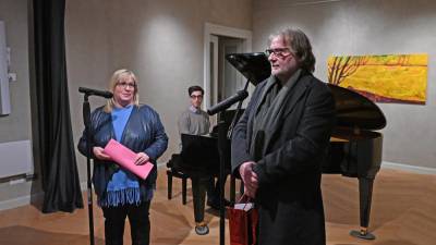 Zmagovalec natečaja Vinko Möderndorfer s predsednico Radijskega odra Manico Maver; v ozadju pianist Matjaž Zobec, ki je nagrajevanje popestril z glasbo (FOTODAMJ@N)