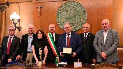 V svetniški dvorani tržaške občinske palače so danes dopoldne slovesno podelili zlatega svetega Justa kulturnemu društvu La Cappella Undergroud, posebno priznanje pa športnemu novinarju Paolu Condoju (FOTODAMJ@N)