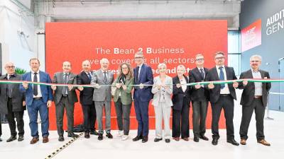 Predstavniki institucij so po rezanju traku obiskali sejem in razstavljalce (FOTODAMJ@N)