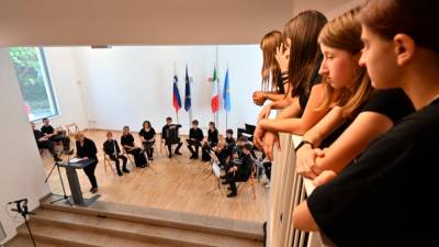 Predsednica Nataša Pirc Musar med svojim govorom, za njo orkester prvostopenjske srednje šole sv. Cirila in Metoda (FOTODAMJ@N)