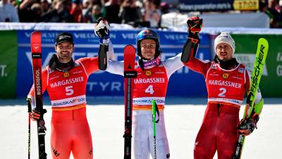 Brazilec Lucas Pinheiro Braathen (na sredini) je zmagovalec veleslaloma za svetovni pokal v Kranjski Gori, drugi je bil Švicar Loic Meillard (levo) in tretji Avstrijec Stefan Brennsteiner (desno)