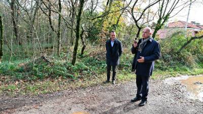 Predsednik zahodnokraškega rajonskega sveta Pavel Vidoni in tržaški župan Roberto Dipiazza sta si skupaj ogledala območje načrtovanega parkirišča (FOTODAMJ@N)