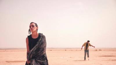 Iskanje sestre oziroma hčere ob techno glasbi