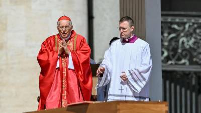 »Cerkev, ki je bila za Frančiška hiša za vse, z vrati, ki so vedno odprta, kot poljska bolnišnica po bitki,« je v pridigi dejal kardinal Giovanni Battista Re