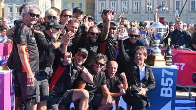 Posadka Arce SGR med nagrajevanjem na tržaškem nabrežju (FOTODAMJ@N)