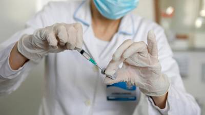 Posodobljena cepiva proti covidu-19 bodo ta teden prispela v Slovenijo (ARHIV)