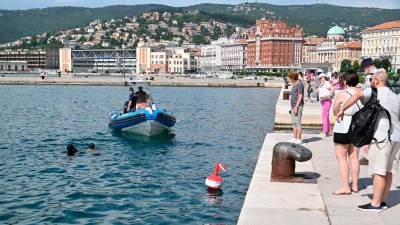 Pred mestnim nabrežjem so policijski potapljači pregledovali morsko dno (FOTODAMJ@N)