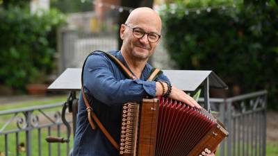 Zoran Lupinc s kopijo trieštinke, original hrani Odsek za zgodovino in etnografijo Narodne in študijske knjižnice