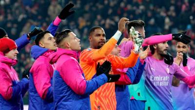 Milanov vratar Mike Maignan (v oranžen dresu) s soigralci po sobotni zmagi proti Udineseju (ANSA)