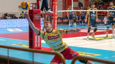 Jernej Terpin med obrambo (FB/TONNO CALIPPO VOLLEY)