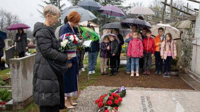 Ministrica za kulturo Asta Vrečko in vodja kabineta Nina Ukmar na Kosovelovem grobu v Tomaju (KATJA KODBA/STA)