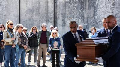 Udeleženci pogreba in portret Liliane Resinovich (TEDESCHI/FOTODAMJ@N)