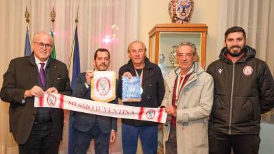 Predstavniki ŠD Juventina iz Štandreža v goriški mestni hiši z županom Rodolfom Ziberno (TIBALDI)