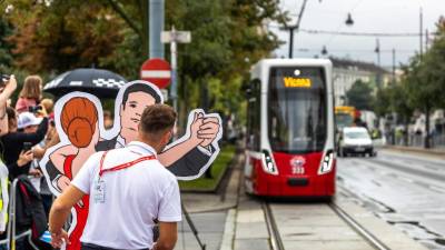 Vozniki so se morali izogniti tudi kartonastemu paru, ki je na pločniku plesal valček