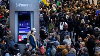 Številni potniki pa tik pred silvestrom mrzlično iščejo alternativne poti do želenih destinacij (ANSA)