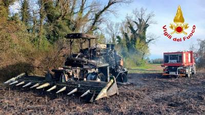 Zagorel je kmečki stroj, ogenj se je nato z okrepljenim vetrom razširil še na grmičevje in nato zaobjel širše območje (GASILCI)