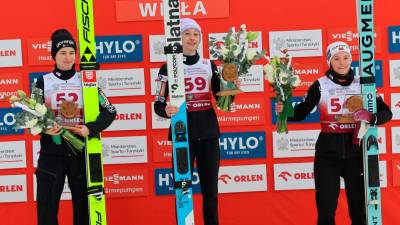 Z leve drugouvrščena Nika Vodan, zmagovalka Nika Prevc in tretjeuvrščena Eirin Maria Kvandal (ANSA)