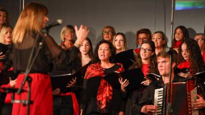 Večer so sooblikovala pretežno dekleta, ki so sestavljala kar mogočen pevski zbor s kakimi 35 pevkami