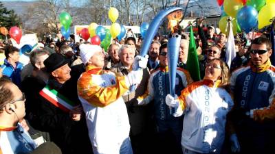 Olimpijski ogenj na goriškem čezmejnem trgu 20. januarja 2006 (ARHIV PRIMORSKI DNEVNIK)