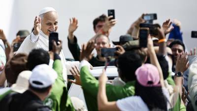 Množica pozdravlja in spremlja papeža Leona XIV. med zaključno mašo jubileja mladih v Rimu (ANSA)