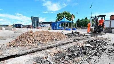 Pri Fernetičih so začeli s popravljanjem cestišča in z asfaltiranjem (FOTODAMJ@N)