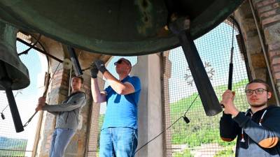 Pritrkovalci skupine Turn iz Mačkolj na zvoniku ob cerkvi sv. Urha v Dolini (FOTODAMJ@N)