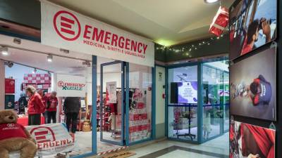 Trgovina se nahaja v pasaži Rossoni pri Korzu Italija v Trstu