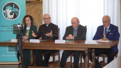 Z leve predsednica društva San Floriano Lara Iob, kustos razstave Alessio Geretti, nadškof Carlo Redaelli in župan Rodolfo Ziberna (MAREGA/TIBALDI)