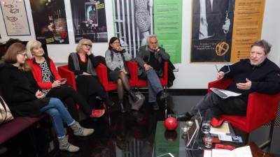 Dogodek iz niza Pogovori o branju se je tudi tokrat odvijal v foajeju koprskega gledališča (Tomaž Primožič/FPA)