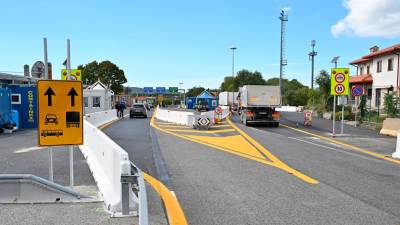 Nov prometni režim na mejnem prehodu pri Fernetičih, avtomobili in avtobusi vstopajo po levem voznem pasu, desni pas pa je namenjen tovornim vozilom (FOTODAMJ@N)