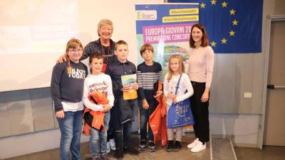 Del učencev na nagrajevanju natečaja, ki je bilo minulo nedeljo v Pordenonu (M.N.)